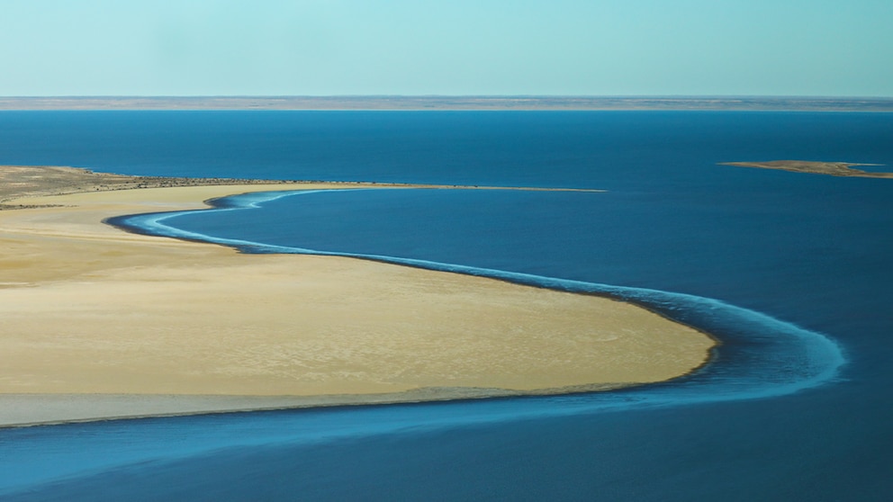El lago Eyre se partió en dos colores tras lluvias extremas y dejó una imagen inédita visible desde el espacio