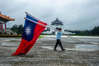 Un hombre con una bandera