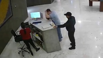 Recepcionista sufre agresión de huésped en hotel de Santa Fe: cámaras captan el ataque