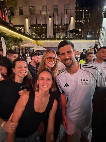 Cholo Simeone e sua amiga Carla Pereyra caminham por Nova York após a final da Copa do Mundo