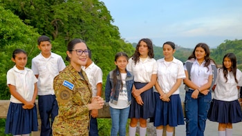 El Salvador refuerza la inclusión educativa: nueva entrega masiva de paquetes escolares a niños con doble nacionalidad