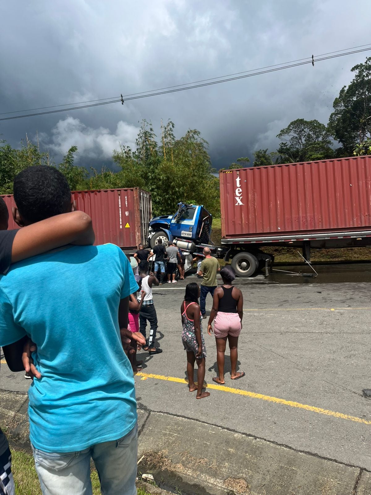 La vía al mar sufrió una interrupción del tráfico tras el choque múltiple cerca del corregimiento de Córdoba - crédito @H75Harry/X