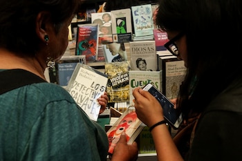 Miles de personas en la 41 edición de la Feria Internacional del Libro del Palacio de Minería en busca de nuevos ejemplares, presentaciones o talleres que este evento cultural reúne. (GALO CAÑAS /CUARTOSCURO.COM)