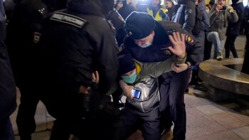 Agentes de policía detienen a