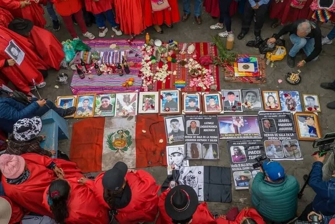 Familiares de víctimas en el Cerro San Cristóbal rinden homenaje antes de iniciar una marcha en demanda de justicia y dignidad. - Foto: Stifs Paucca Suárez / @ojodecholo