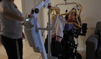 Aparatos como la silla eléctrica, la cama de hospital y el elevador son parte del equipo médico vital del que depende Gladis para lograr su retorno (Cortesía: N+ Univisión).