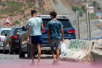 Dos menores migrantes pasean por