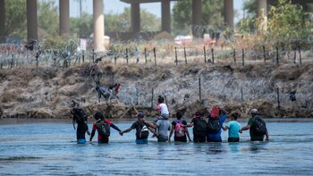 Dos menores y seis adultos fueron rescatados en el río Bravo por autoridades mexicanas