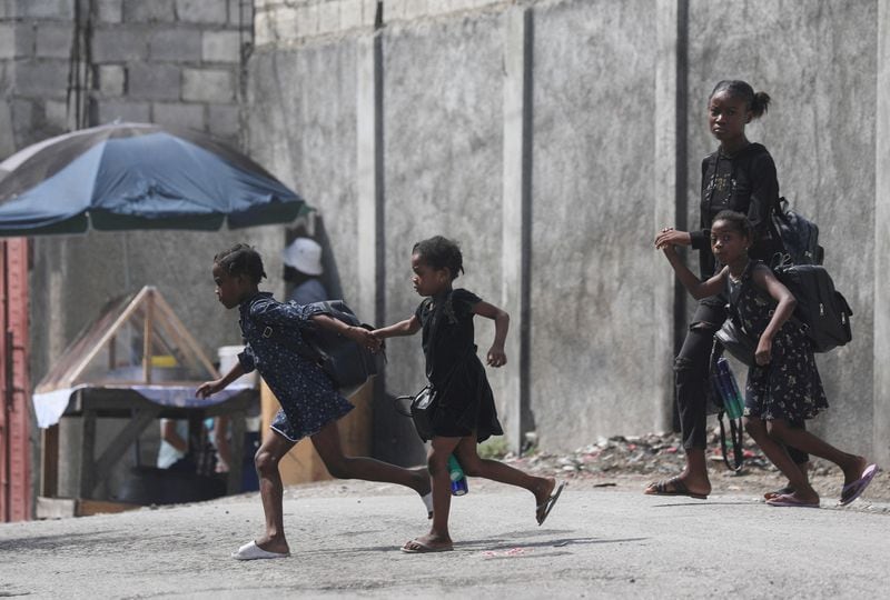 Una mujer y tres niños huyen de su casa por la violencia de las bandas, (Puerto Príncipe, Haití)