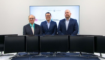 Representantes de DoctorSV, la Embajada de Estados Unidos y el programa Epic durante la entrega de pantallas interactivas para fortalecer la capacitación y el monitoreo sanitario en El Salvador (Cortesía Secretaría de Prensa).