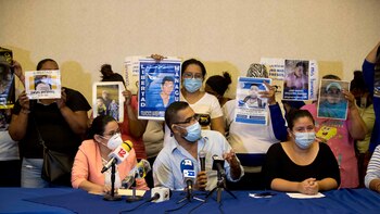 Las familias de los opositores