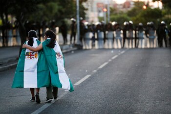 Dos jóvenes con la bandera