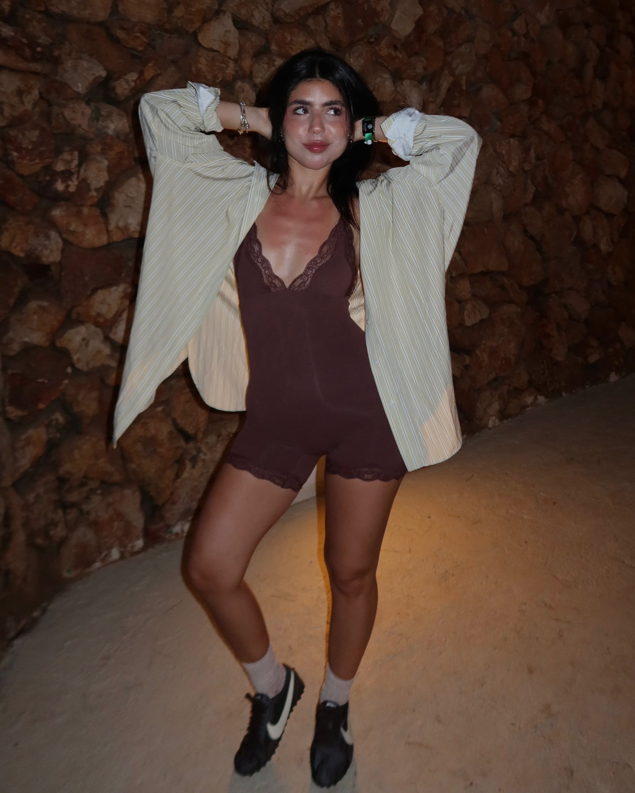 Al body lo combinó con una camisa oversize