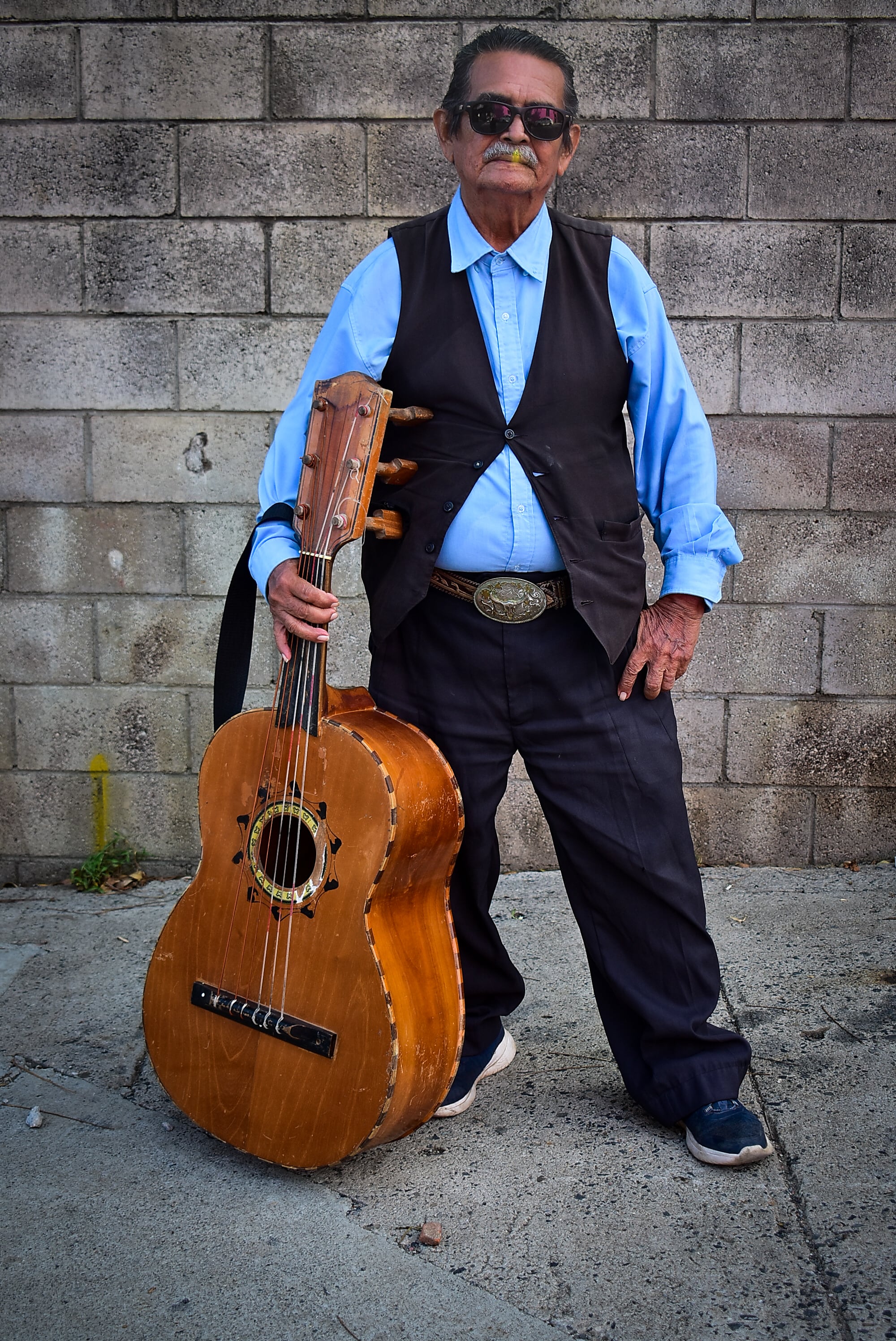 Los músicos de la zona que tocan de restaurante en restaurante forman parte de la identidad viva del lugar. Esteban Sánchez de 70 años de edad, tiene casi cuatro décadas dedicándose a llenar de música los restaurantes de la zona de la Playa Punta Roca. (Infobae Centroamérica/Emerson Del Cid)