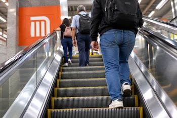Las escaleras eléctricas del Metro CDMX facilitan la movilidad dentro de las estaciones; el organismo pidió utilizarlas correctamente para prevenir accidentes y evitar afectaciones en su funcionamiento