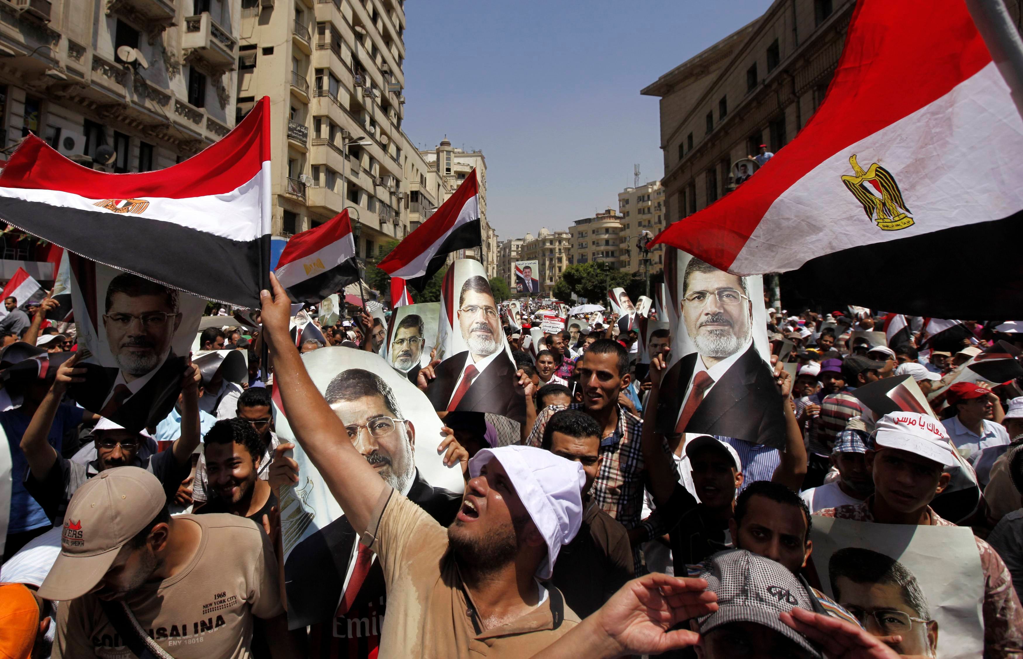 26-07-2013 Miembros de los Hermanos Musulmanes y seguidores del depuesto presidente egipcio Mohamed Mursi gritas consignas y cierran calles en El Cairo durante una protesta en el centro de la ciudad, 22 de julio de 2013 (REUTERS/Amr Abdallah Dalsh)