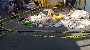 El cuerpo del hombre sin vida de aproximadamente 40 años quedó entre bolsas y basura que dejan diariamente los comerciantes del sitio ya que es una zona comercial Foto: SSC CDMX