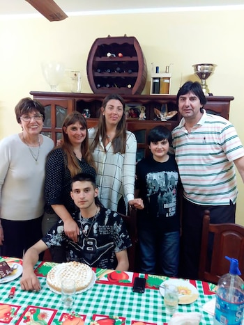 Con abuela, tía, primos, la