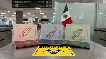 Tres pasaportes (Uganda, RDC, Sudán) con sellos 'RESTRICCIÓN' y tarjeta de riesgo biológico en un mostrador de aeropuerto con bandera de México al fondo.