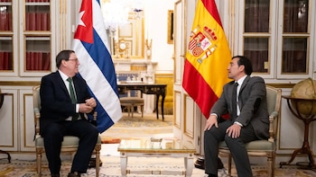 Albares informa al canciller cubano