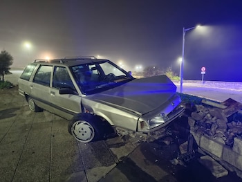 El vehículo implicado fue hallado sin patentes, daños en su parte frontal y con impacto tanto en el paredón como en un poste de alumbrado público