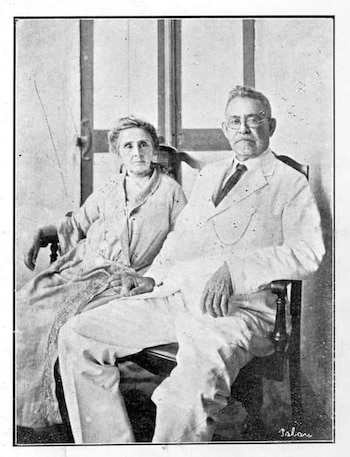 La Señora Trina de Moya, acompaña a su esposo Presidente de la República Dominicana Horacio Vasquez en la Galeria de la Mansión Presidencial. (Cortesía: Imágenes de Nuestra Historia , R.D)