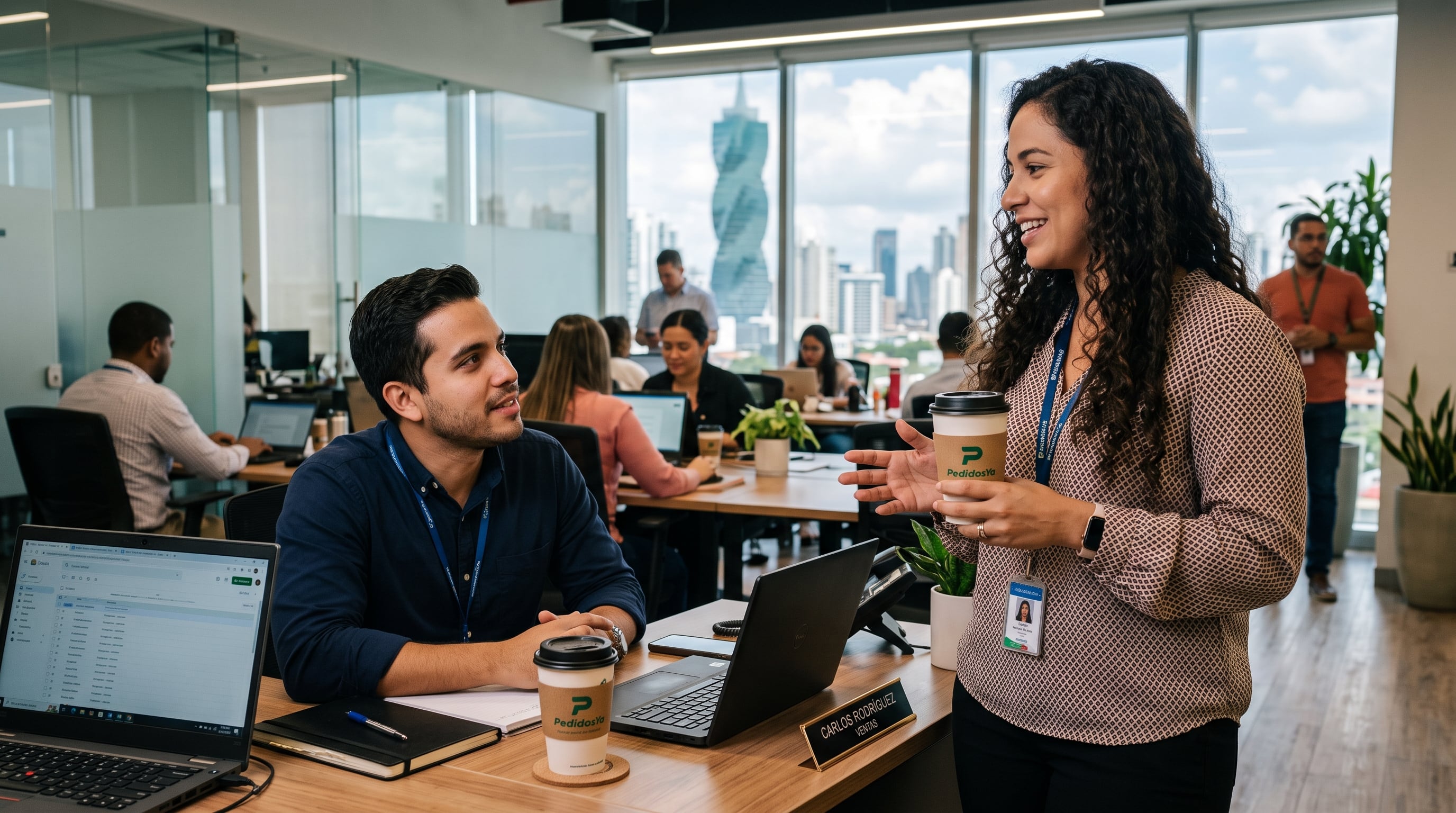 Dos trabajadores conversan en una oficina en Panamá mientras consumen café pedido a través de aplicaciones de entrega. (Imagen Ilustrativa Infobae)