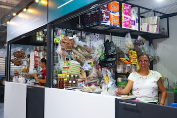 El edificio cuenta con dos niveles y 85 locales comerciales para la venta de frutas, verduras, calzado, lácteos, carnes, medicinas y productos varios.