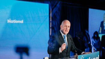 El conservador Christopher Luxon jura