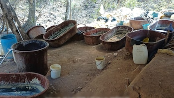 En pésimas condiciones y decenas de tinas con droga: así eran los 3 narcolaboratorios de Los Mayos asegurados en Sinaloa