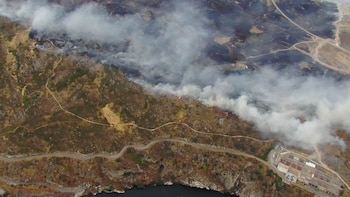 Un nuevo incendio forestal en Arribes del Duero obliga a confinar una población en Zamora
