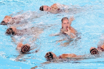 El equipo de España compite en la final de Rutina Libre por equipos de Natación Artística dentro de los Campeonatos de Europa de Deportes Acuáticos, en París. (EFE/TERESA SUAREZ)