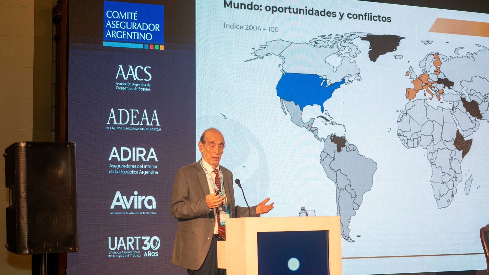 La acumulación de reservas y la demanda de pesos estuvieron entre los principales temas de la exposición del economista en la Bolsa de Comercio de Buenos Aires
