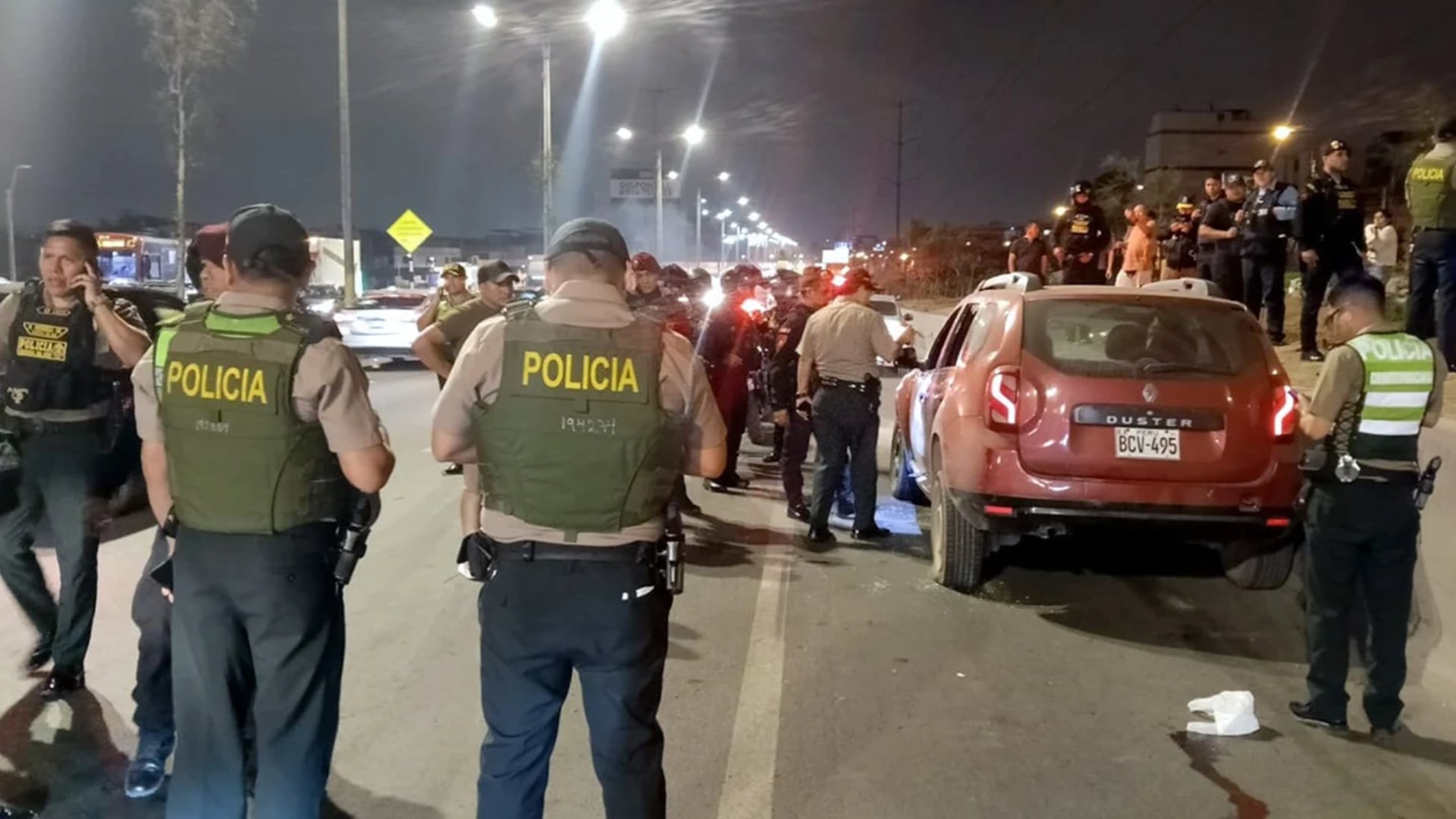 La PNP intervino en Villa El Salvador y en el cruce de las avenidas Canta Callao y Alisos durante la madrugada del 10 de octubre.