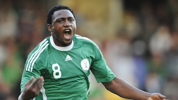 Conmoción en el fútbol por la muerte de un ex futbolista de la selección nigeriana: se desplomó en la cancha