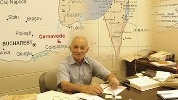 Sobrevivió al nazismo y a una dictadura feroz pero cayó ante un asesino de masas: el maestro que antes de morir salvó a sus alumnos