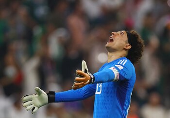 Ochoa aseguró que siempre ha defendido la camiseta del Tri de la mejor manera desde su postura (REUTERS/Kai Pfaffenbach)