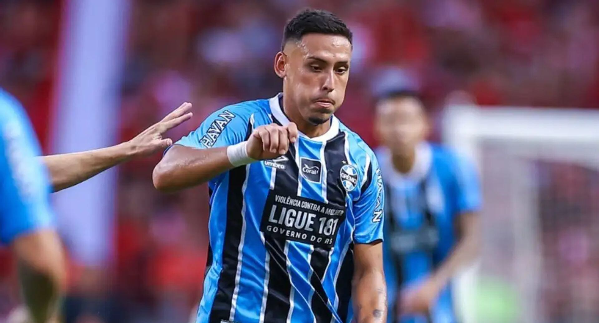 A pesar de no sumar minutos en el último partido, Erick Noriega sostiene su valor en el mercado internacional, consolidándose como uno de los peruanos mejor cotizados. (Facebook / Grêmio FBPA)
