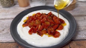 Tomates cherry asados con salsa de yogur: la receta perfecta para untar tus tostadas y hacerte un desayuno, un entrante o una merienda deliciosa