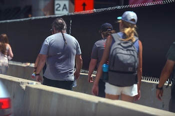 Un hombre con la espalda