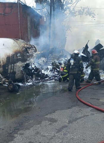 Un grupo de bomberos trabajan