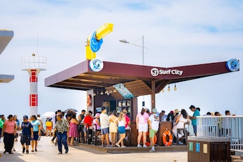 Salvadoreños y extranjeros aprovechan el fin de semana largo para visitar los principales destinos turísticos de El Salvador, con Surf City como uno de los puntos de mayor afluencia. (Cortesía: Secretaría de Prensa)