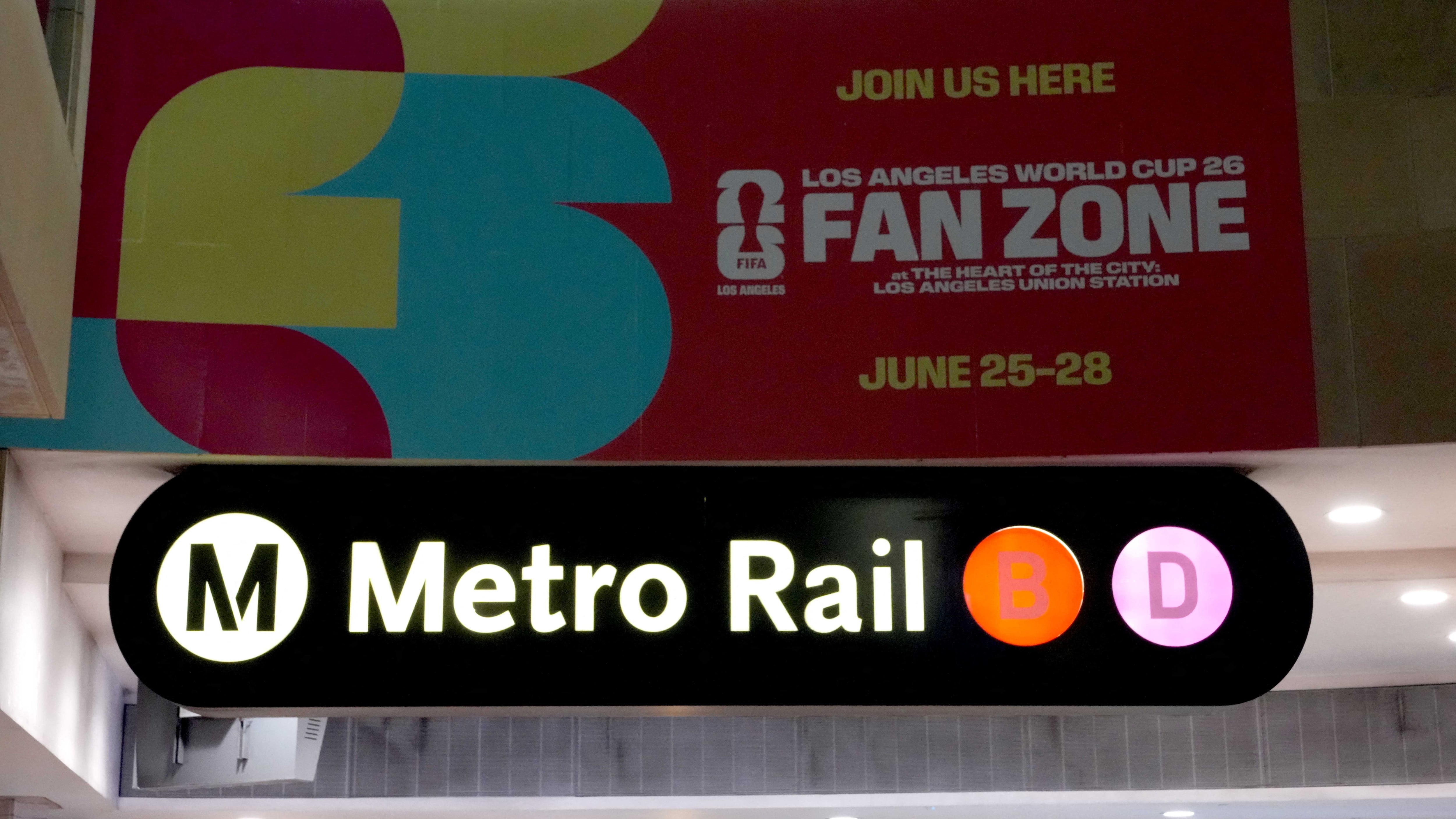 Metro de Los Ángeles reforzó la seguridad con presencia visible de su Departamento de Seguridad, la policía de Los Ángeles, el Sheriff y embajadores de la agencia (Mandatory Credit: Kirby Lee-Imagn Images)