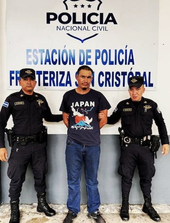 La Policía Nacional Civil capturó a Jonathan Adalberto Escobar Gálvez en la frontera San Cristóbal durante su paso desde Guatemala hacia El Salvador. (Foto cortesía Policía Nacional Civil)