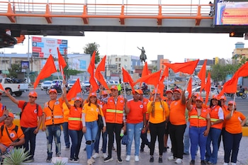 El plan piloto de reintegración social permite que internos en fase de prueba colaboren en labores comunitarias junto a la Defensa Civil. (Foto cortesía Defensa Civil)