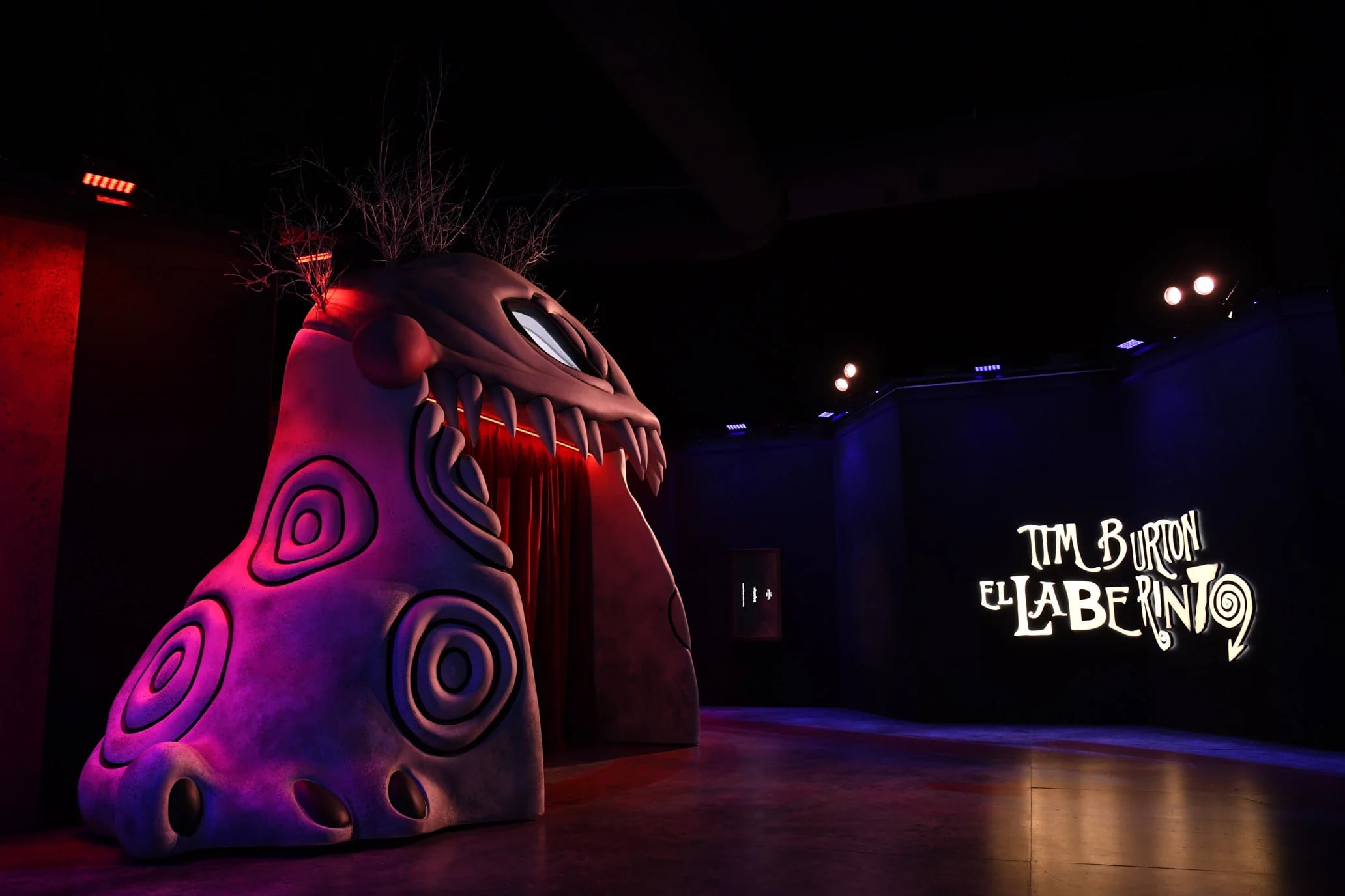 El Laberinto de Tim Burton, instalación inmersiva interactiva, guía a los visitantes a través de 300 rutas únicas en Ciudad de México. (timburtonexhibition/cortesia)