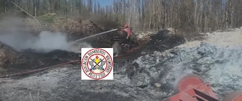 Durante las tareas para controlar las llamas, dos bomberos comenzaron a presentar síntomas de intoxicación