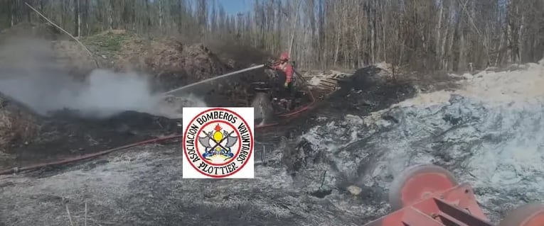 Durante las tareas para controlar las llamas, dos bomberos comenzaron a presentar síntomas de intoxicación