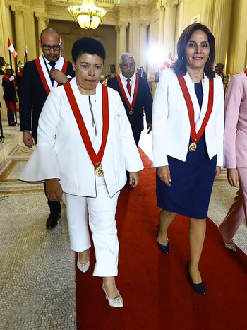 Martha Moyano vistió de blanco, pero la consultora observó falta de estructura y prolijidad en la chaqueta y un maquillaje insuficiente para cámara.