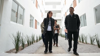 La presidenta Claudia Sheinbaum entregó más de 200 viviendas y dio a conocer 577 condonaciones de crédito Fovissste en San José Chiapa, Puebla. (Foto: Presidencia)